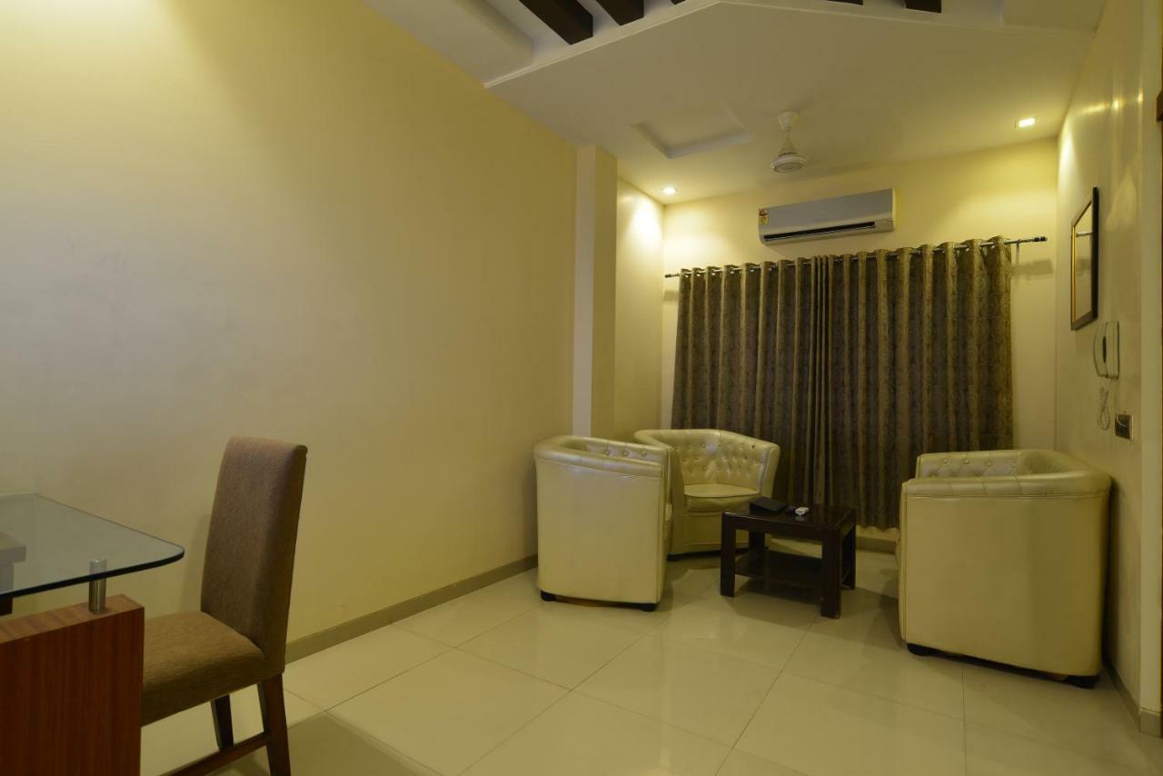 Hotel Jhankar Palace Dhule Exteriör bild