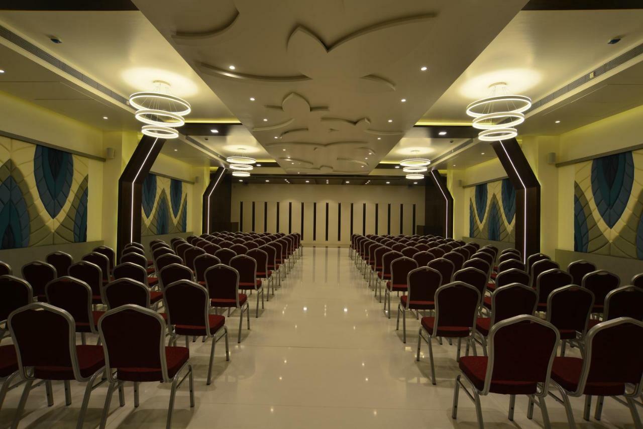 Hotel Jhankar Palace Dhule Exteriör bild