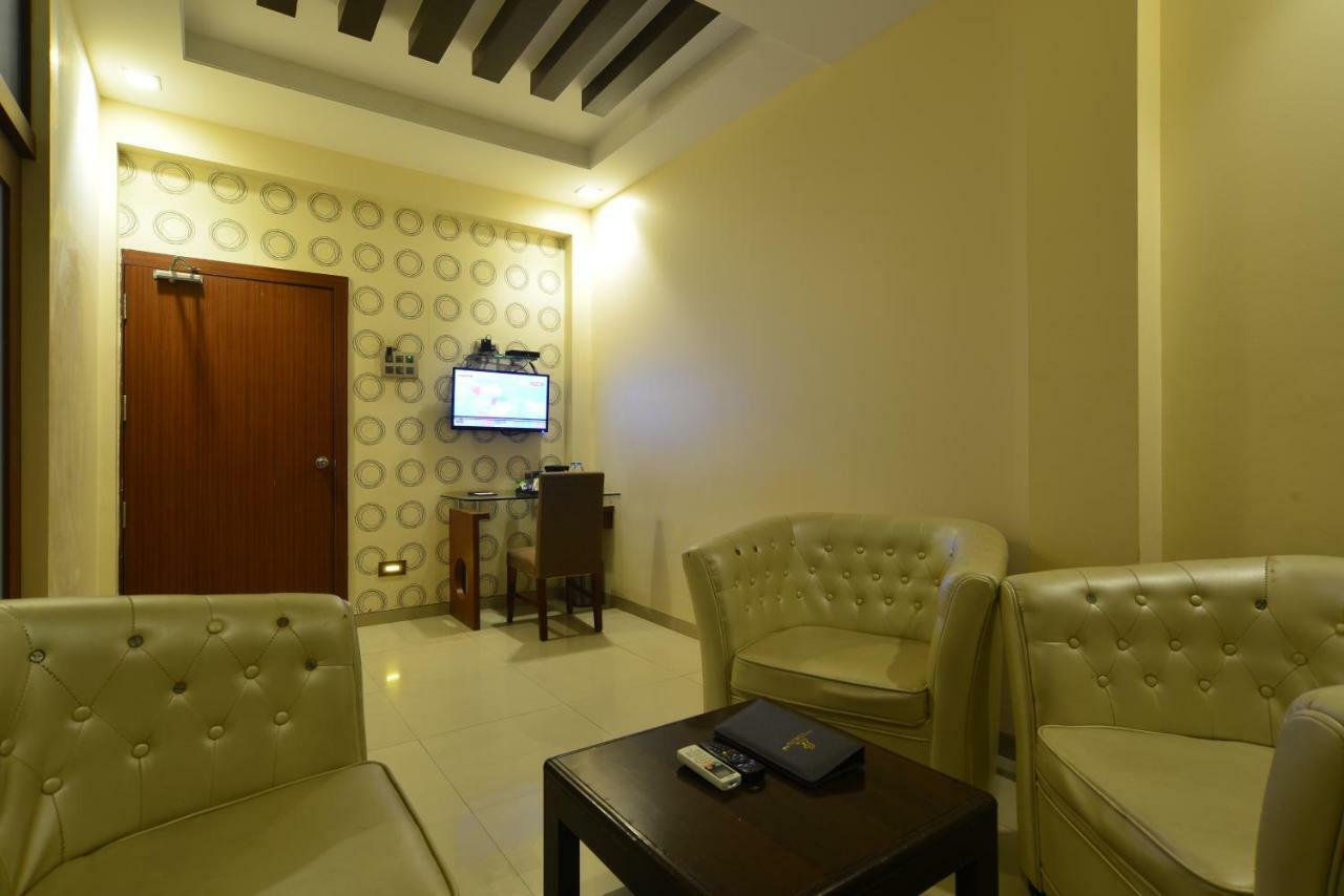 Hotel Jhankar Palace Dhule Exteriör bild
