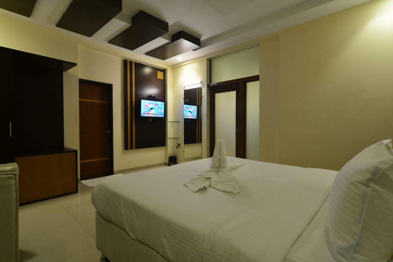 Hotel Jhankar Palace Dhule Exteriör bild
