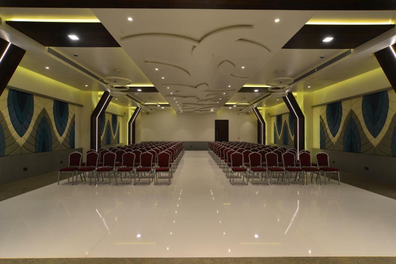 Hotel Jhankar Palace Dhule Exteriör bild