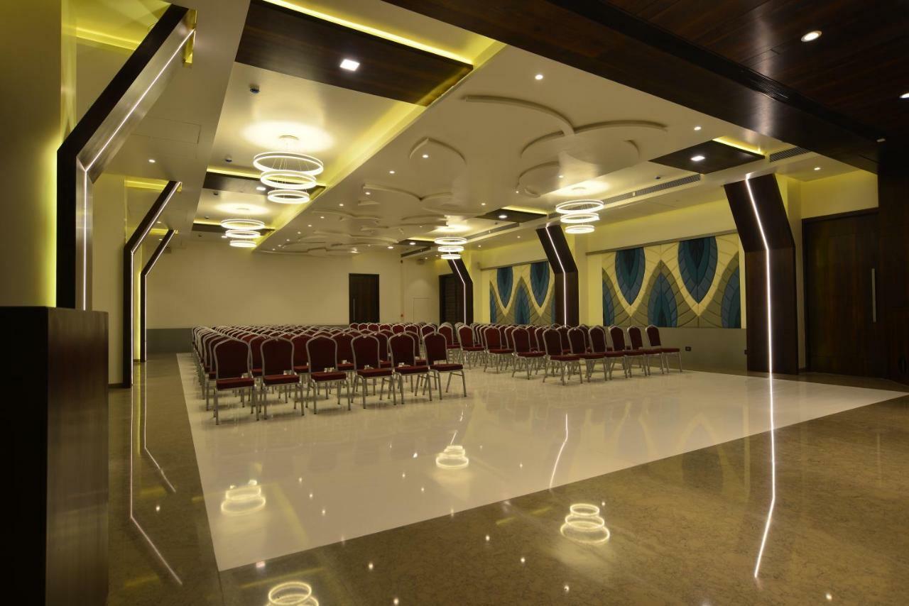 Hotel Jhankar Palace Dhule Exteriör bild