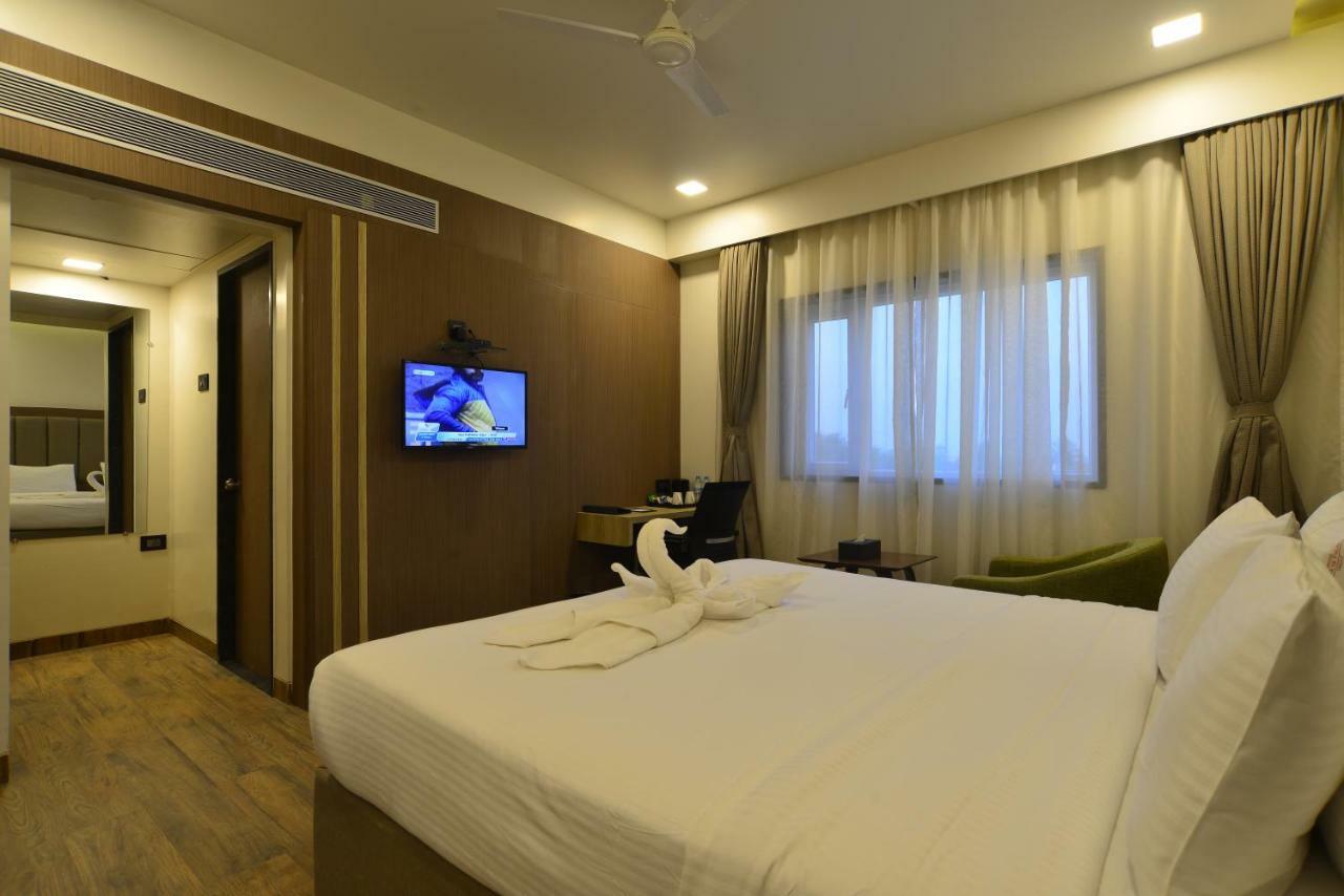Hotel Jhankar Palace Dhule Exteriör bild