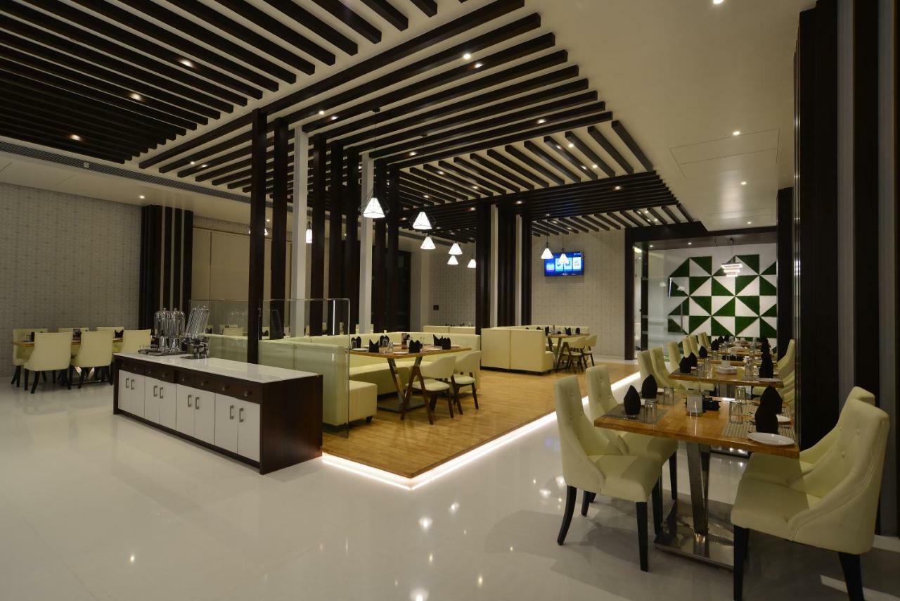 Hotel Jhankar Palace Dhule Exteriör bild