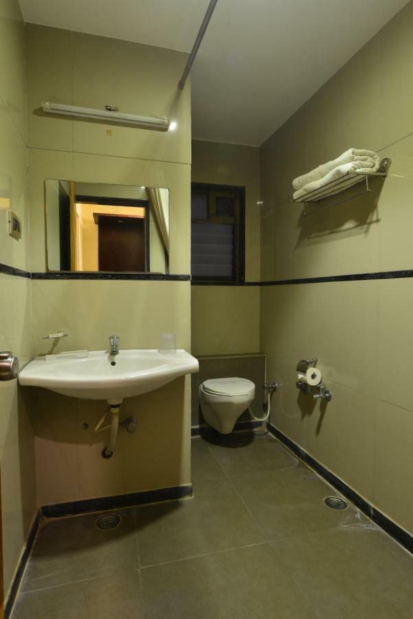 Hotel Jhankar Palace Dhule Exteriör bild