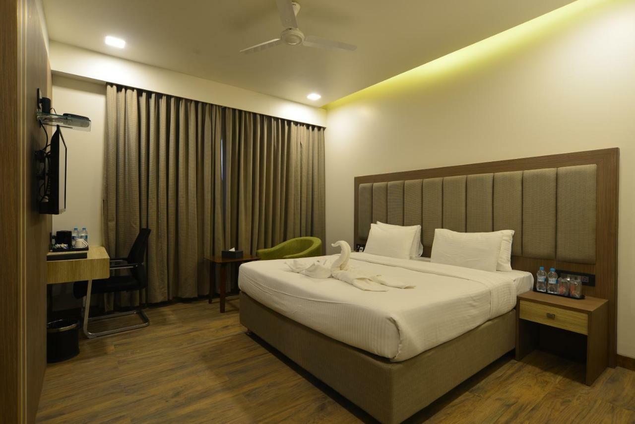 Hotel Jhankar Palace Dhule Exteriör bild