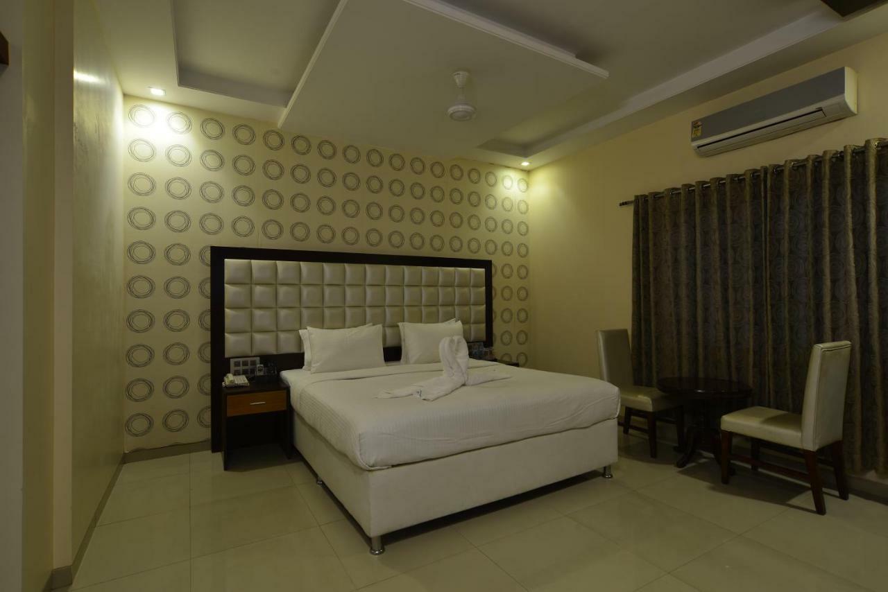Hotel Jhankar Palace Dhule Exteriör bild