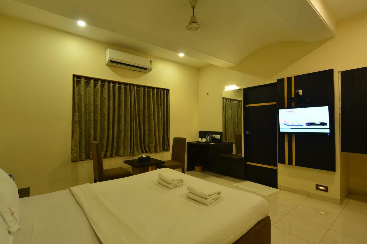 Hotel Jhankar Palace Dhule Exteriör bild