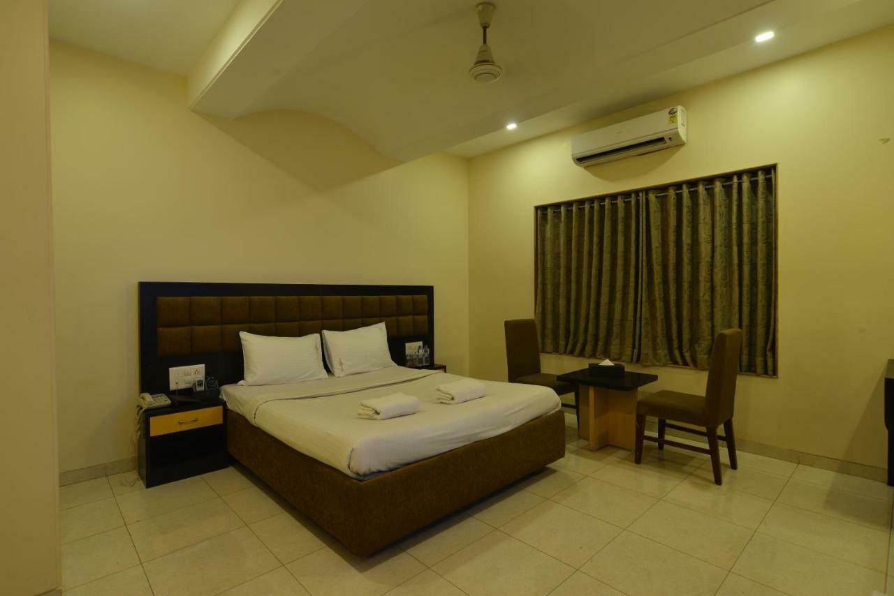 Hotel Jhankar Palace Dhule Exteriör bild