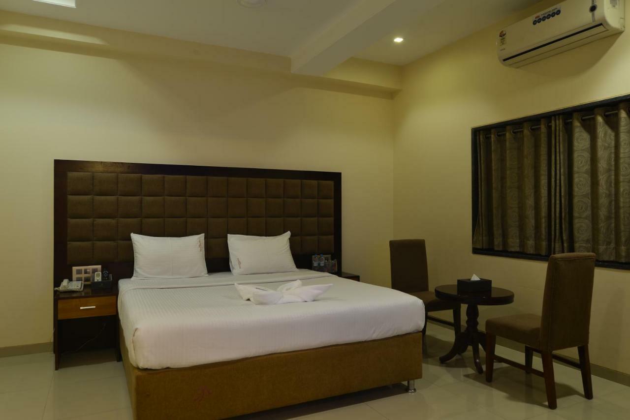 Hotel Jhankar Palace Dhule Exteriör bild