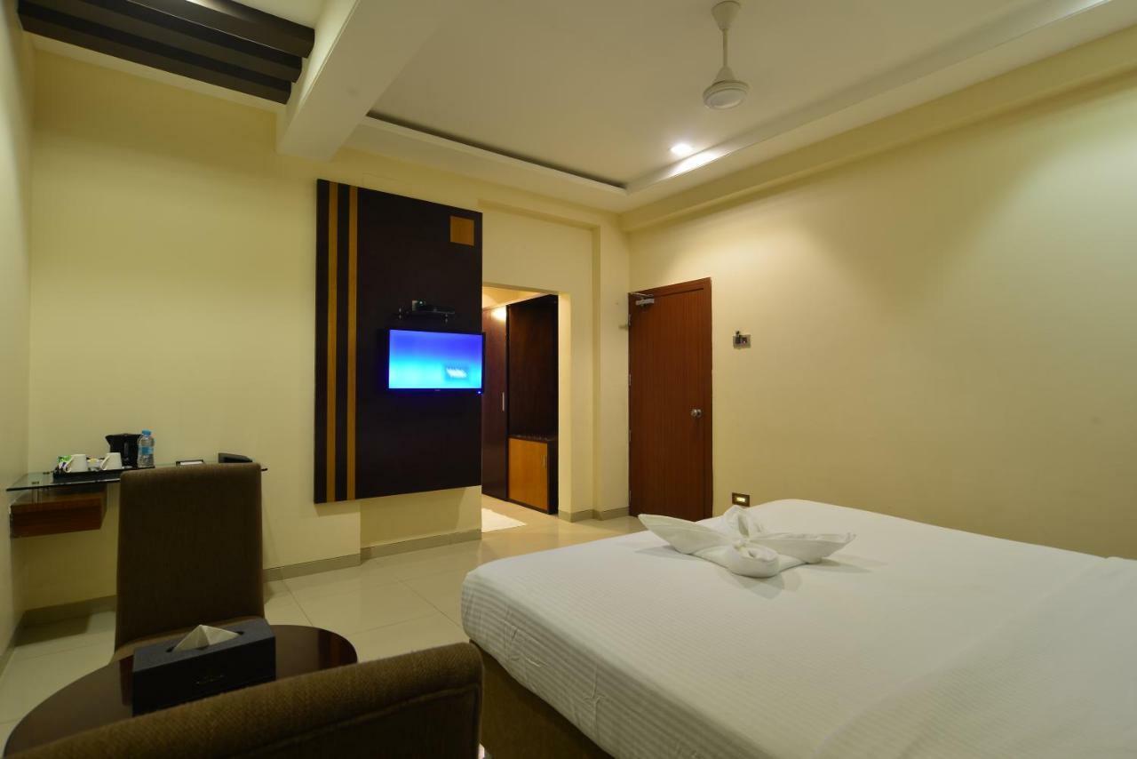 Hotel Jhankar Palace Dhule Exteriör bild