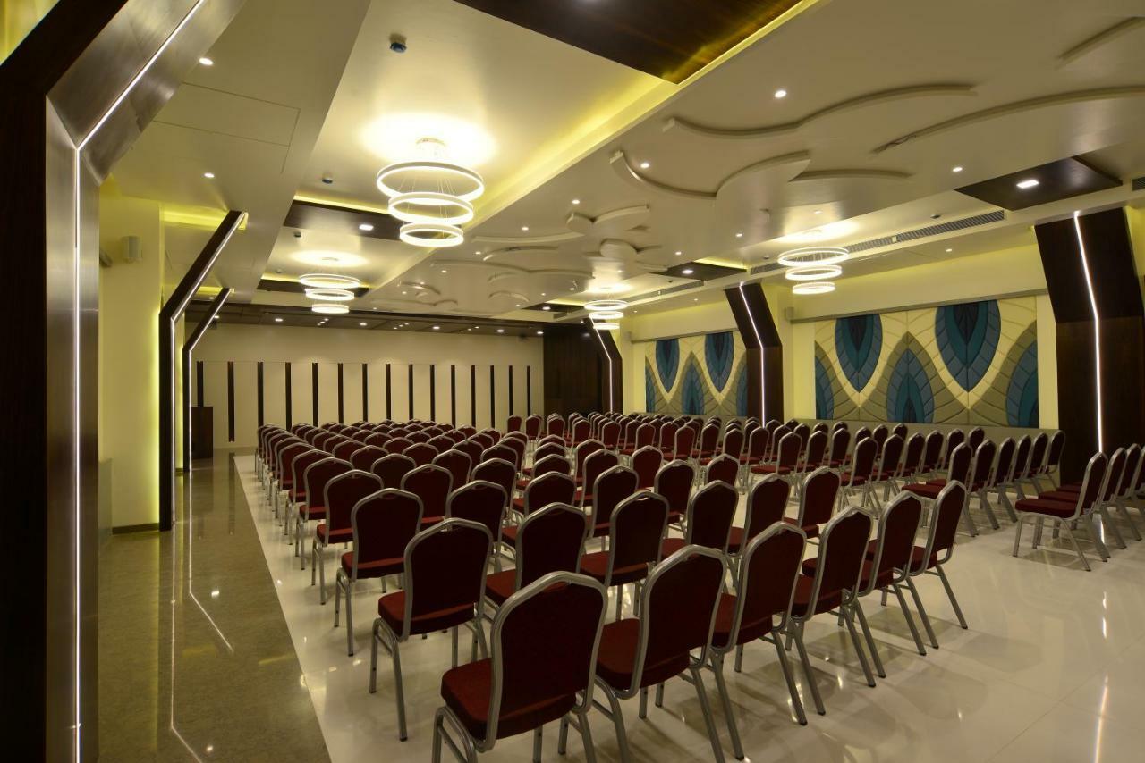 Hotel Jhankar Palace Dhule Exteriör bild