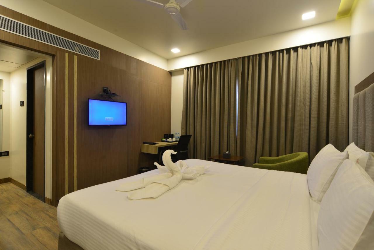 Hotel Jhankar Palace Dhule Exteriör bild