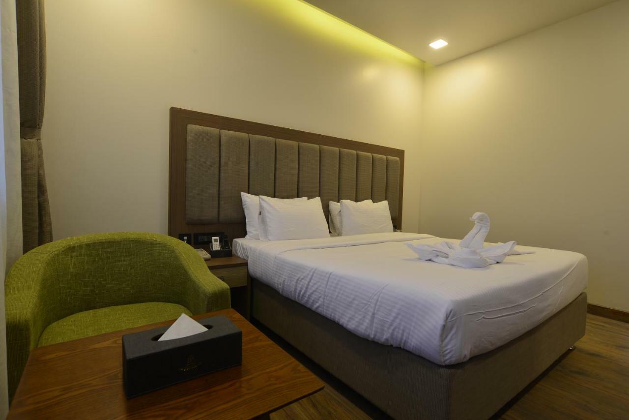 Hotel Jhankar Palace Dhule Exteriör bild